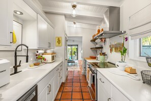 Kylskåp, mikrovågsugn, ugn och spishäll