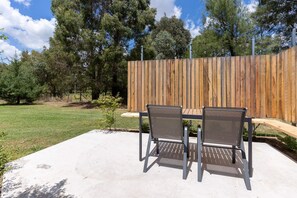 Outdoor dining - Robinia Guest House - Warmth & Minimalism (Orange)