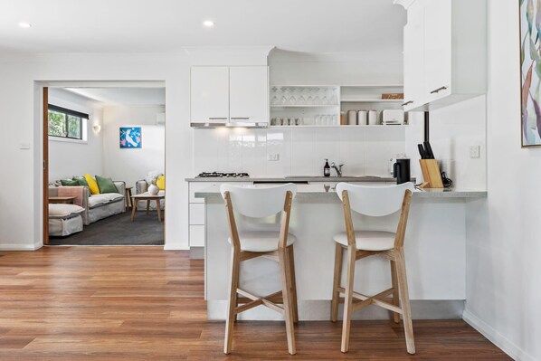 Jääkaappi, mikroaaltouuni, liesi, astianpesukone