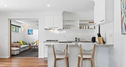 Robinia Guest House - Warmth & Minimalism