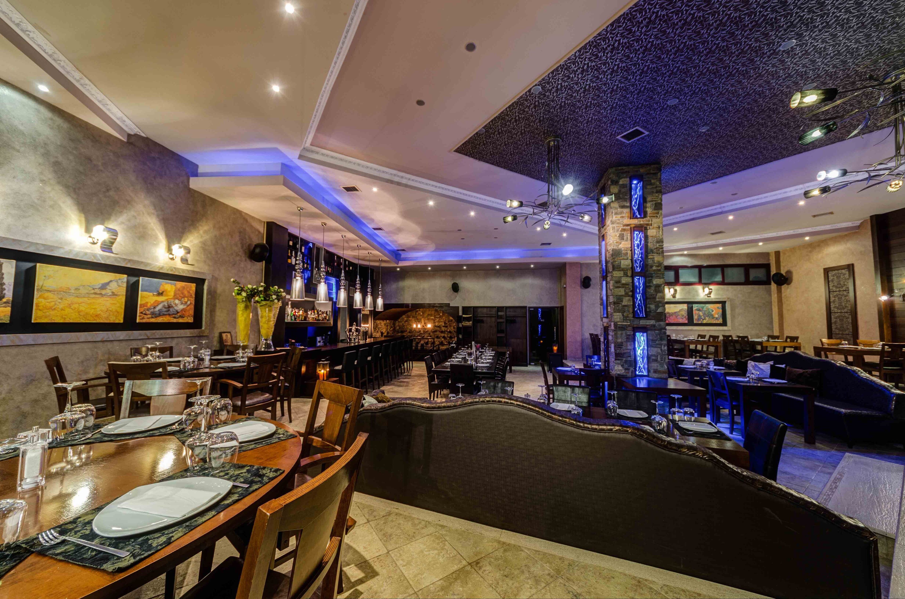 Un restaurant doté d’un bar, de plusieurs tables et d’une table de billard.