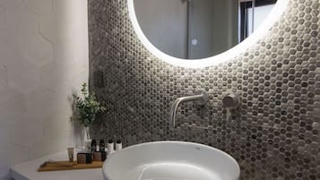 Dusche, umweltfreundliche Kosmetikartikel, Haartrockner, Handtücher