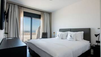 4 bedrooms, desk, iron/ironing board, free WiFi