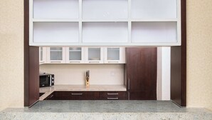 A kitchen with a microwave, a knife block, and a tiled backsplash. - BellaVista - Spectacular - 2 BR Penthouse - Boulevard Central - Panoramic Terrace & Burj Khalifa Vie (Dubai)