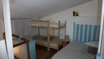 1 habitación y cuna de viaje