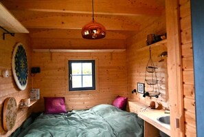 1 bedroom, bed sheets