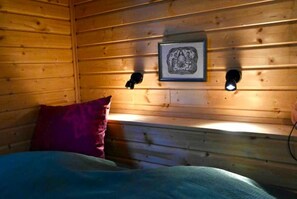 1 bedroom, bed sheets