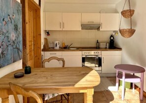 Fridge, oven, stovetop, coffee/tea maker