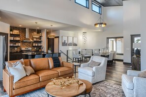 Smart TV, caminetto, tavolo da calcetto