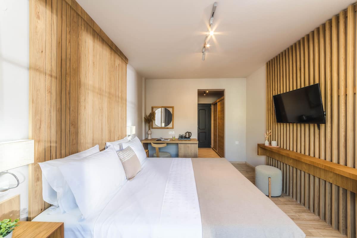 Economy Room | 1 bedroom, in-room safe, laptop workspace, blackout drapes