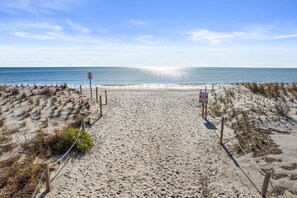 Una spiaggia nelle vicinanze