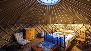 Tenda Romantis, Beberapa Tempat Tidur (Yarlington Yurt) | Seprai premium, busa memori, dan Wi-Fi gratis