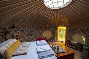 浪漫帐篷房, 多张床 (Yarlington Yurt) | 高档床上用品、记忆海绵床垫、免费 WiFi
