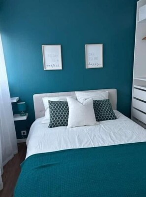 1 soverom, skrivebord, strykejern/-brett og reiseseng for barn