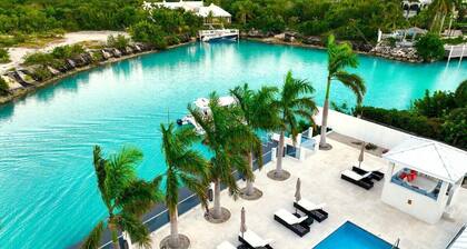 Canal Front Villa - Private Dock & Pool BBQ