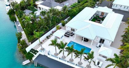 Luxury Canal Front Villa Kayaks, Pool & BBQ