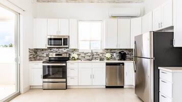 KĂŒhlschrank, Mikrowelle, Ofen, Herdplatte