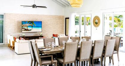 Luxury Canal Front Villa Kayaks, Pool & BBQ
