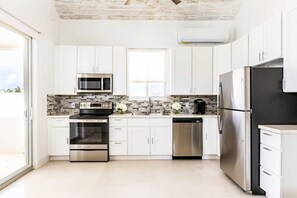 Fridge, microwave, oven, stovetop - Lagoon View Villa, Pool, Dock, Kayaks & Waterways (Leeward Settlement)