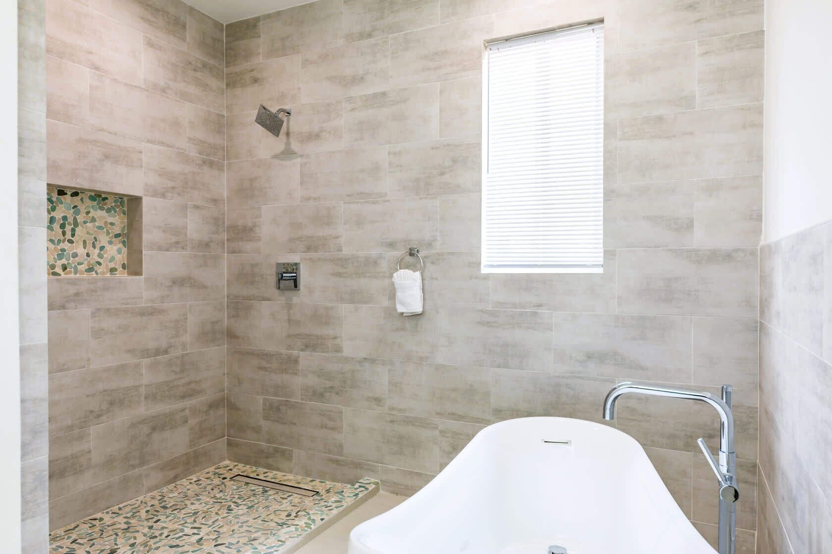 Een douche, een haardroger, handdoeken, shampoo