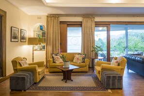 42-inch LED TV with satellite channels - La Rochelle Country House and Spa (Mutare)