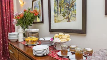 Päivittäinen englantilainen aamiainen (15 USD per henkilö)