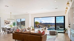 TV, foosball, table tennis - Perfectly on Par:  Private Pool, Hot Tub (Washington)