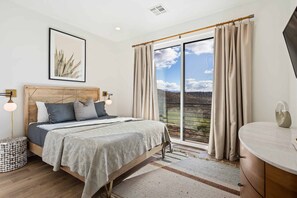 7 bedrooms, desk, iron/ironing board, travel cot