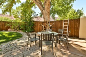 Outdoor dining - 343 Downtown, Private Hot Tub with Red Rock Views (Moab)