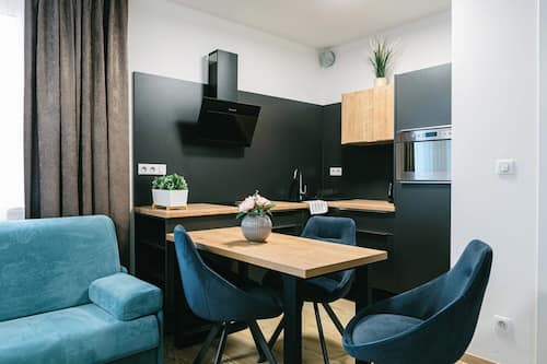 Jarila Boutique Apartment by CHORS | Yksityinen keittiö | Täysikokoinen jääkaappi, mikroaaltouuni, uuni, astianpesukone