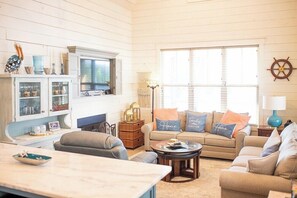 TV, fireplace - Pelican`s Perch at River Rocks Plantation (Guntersville)