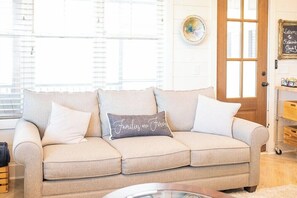 TV, fireplace - Pelican`s Perch at River Rocks Plantation (Guntersville)
