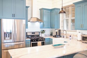 Coffee/tea maker, fridge, microwave, oven - Pelican`s Perch at River Rocks Plantation (Guntersville)