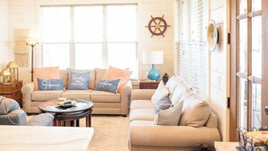 TV, fireplace - Pelican`s Perch at River Rocks Plantation (Guntersville)