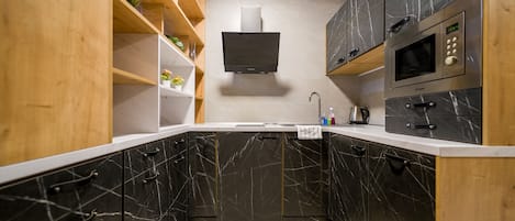 Réfrigérateur, micro-ondes, plaque de cuisson, bouilloire électrique