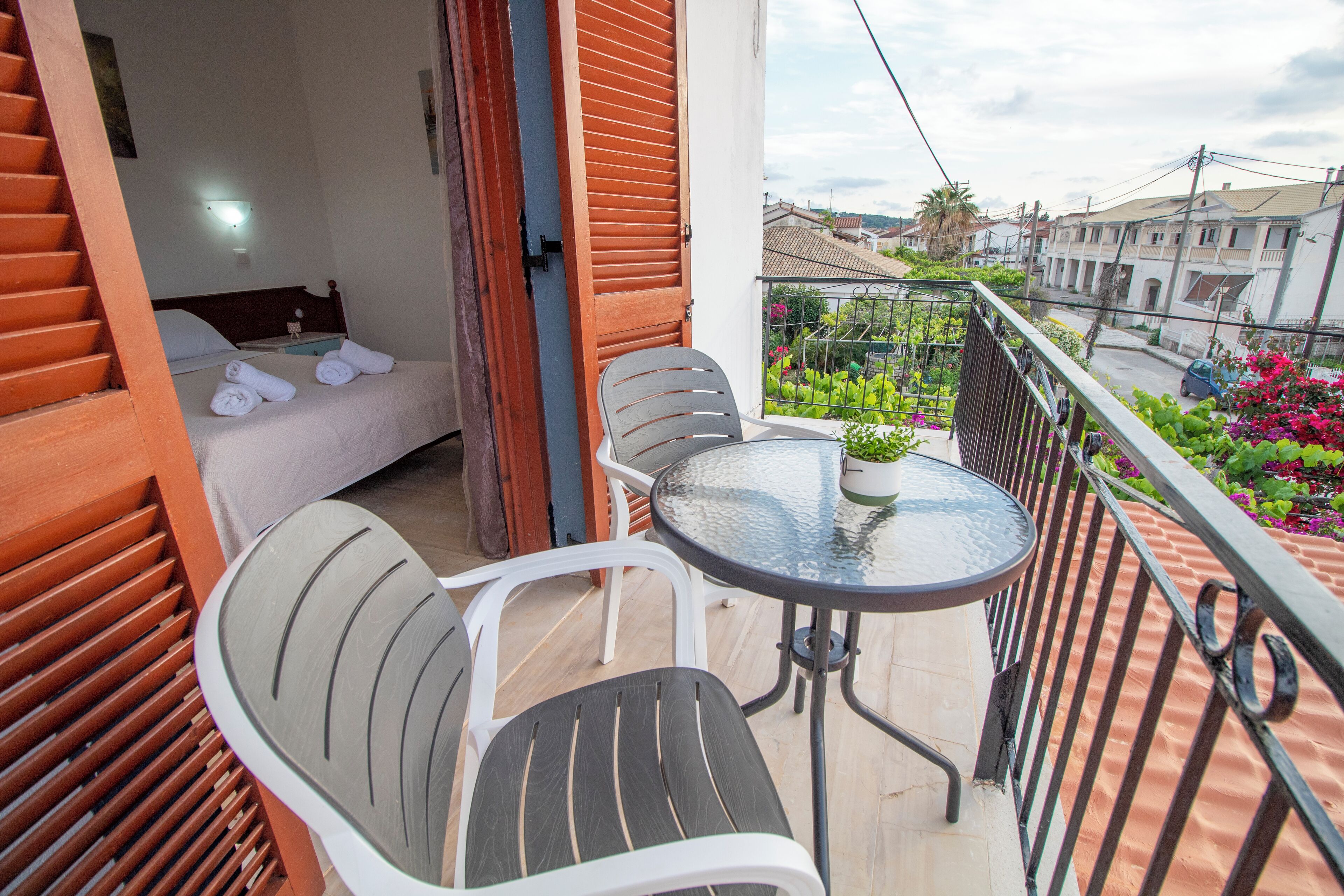 Apartment | Living area | Flat-screen TV, toys