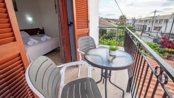 Apartment | Living area | Flat-screen TV, toys