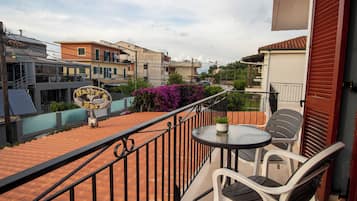 Apartment | Living area | Flat-screen TV, toys