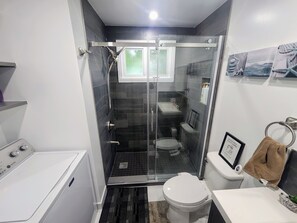 Bruser, hårtørrer, bidet, håndklæder