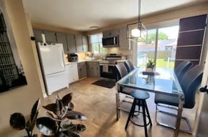 Refrigerador, microondas, horno, placa de cocina