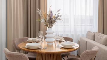 Appartement, 1 slaapkamer, balkon | Dineren in de kamer