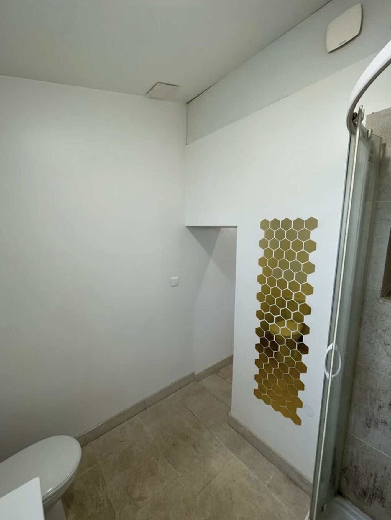 Een douche,  milieuvriendelijk toiletgerief, een haardroger, handdoeken