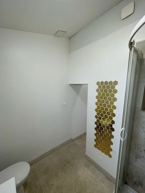 Douche, articles de toilette écologiques, sèche-cheveux