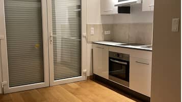 Een koelkast, een microgolfoven, een oven, een kookplaat