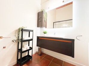 Dusche, Haartrockner, Handtücher, Seife
