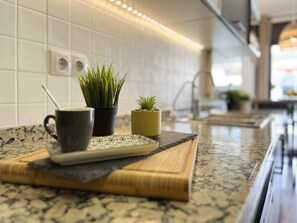 Fridge, microwave, oven, stovetop - Villa SweetHome: Piscina privada, Barbacoa, a 10 min de Sitges (Olivella)