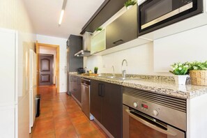 Fridge, microwave, oven, stovetop - Villa SweetHome, Piscina privada,BBQ, 10min Sitges (Olivella)