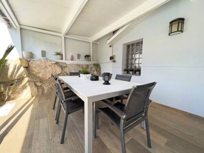 تناول الطعام بالخارج