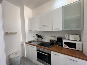 冷蔵庫、電子レンジ、オーブン、コンロ