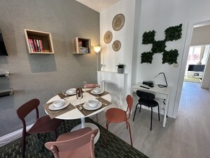 Dining - Charming Apartment In Heart Of Brussels (Bruxelles)